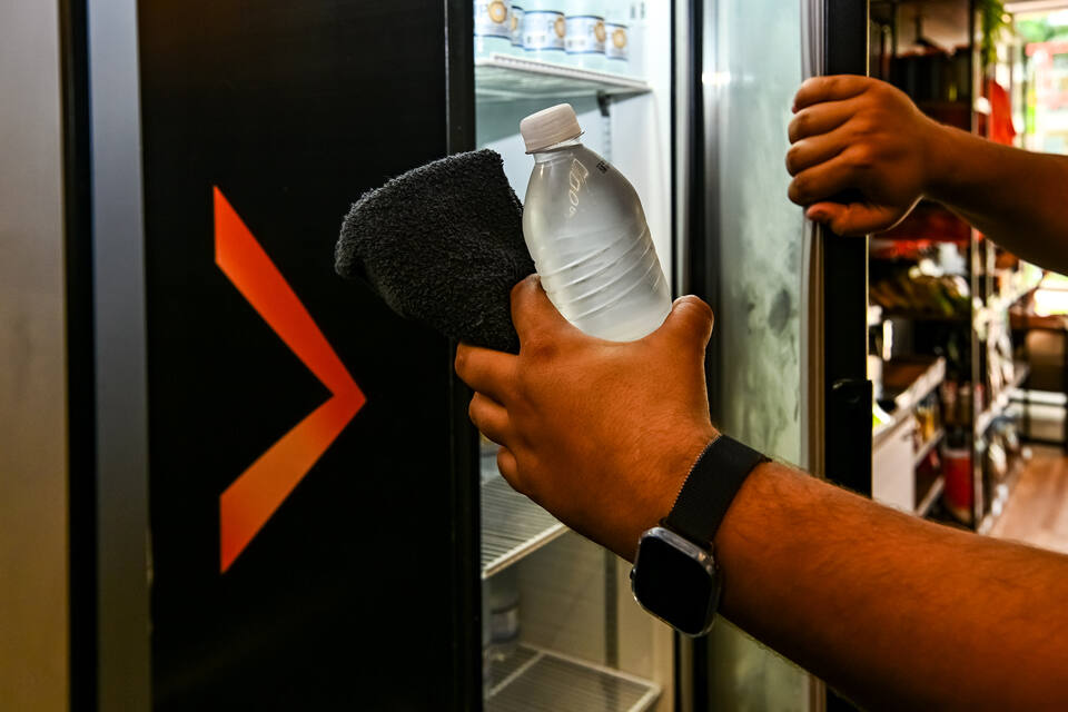 Garrafa de água gelada tirada da geladeira da SHIFT