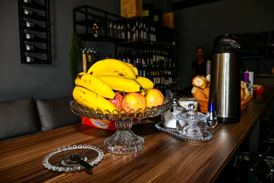 Mesa de café na área de convivência da SHIFT