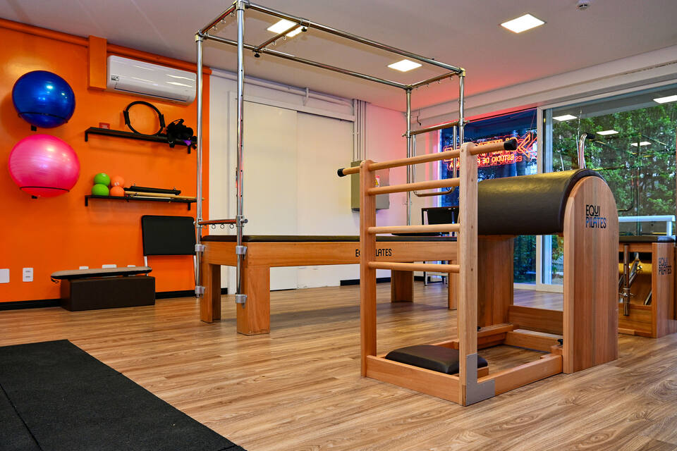 Cadillac e wall unit com bolas de Pilates na parede laranja