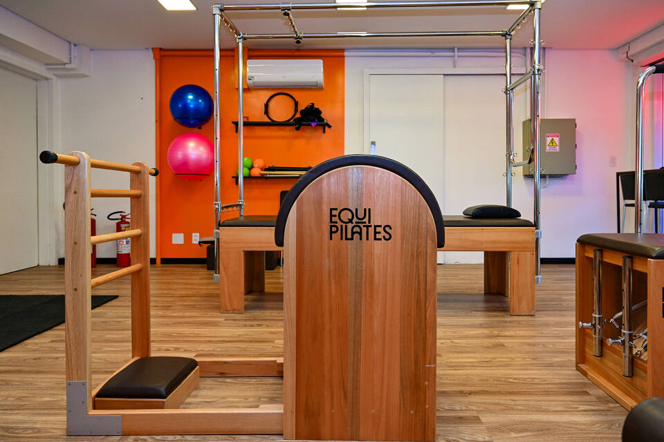 Ladder barrel em primeiro plano e wall unit na parede laranja