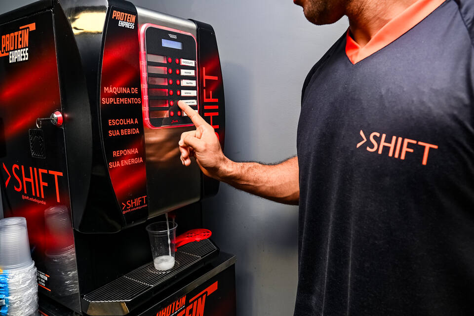 Máquina de suplementos da SHIFT servindo uma bebida no copo